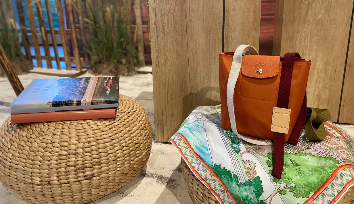 Beragam produk tas terlihat ringan dan dinamis. Mengeksplorasi suasana yang kontras namun saling melengkapi melalui perpaduan warna dan aneka material khas musim panas. / Foto: Adinda Tri Wardhani - Fimela.com.