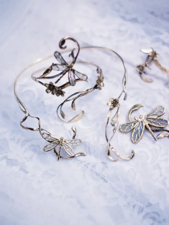 Detail Kalung dan Aksesoris Nadin Amizah Saat Resepsi