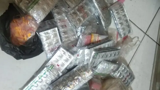 Ratusan butir obat daftar G yang diamankan dari warung yang sempat digeruduk puluhan emak-emak di wilayah Curug, Bojongsari, Depok.