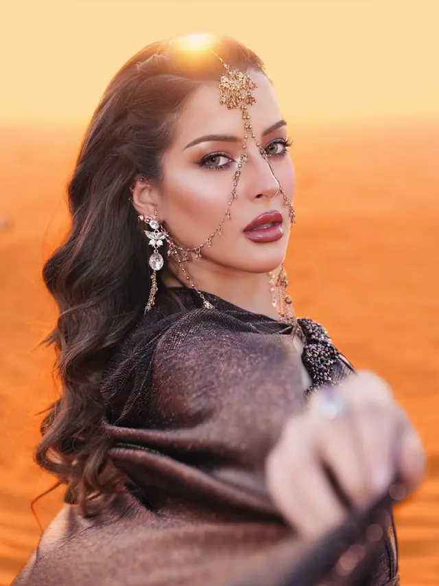 Pesona Tasya Farasya Bak Putri Dubai, Berpose di Padang Pasir Kenakan Gaun Elegan dan Face Chain