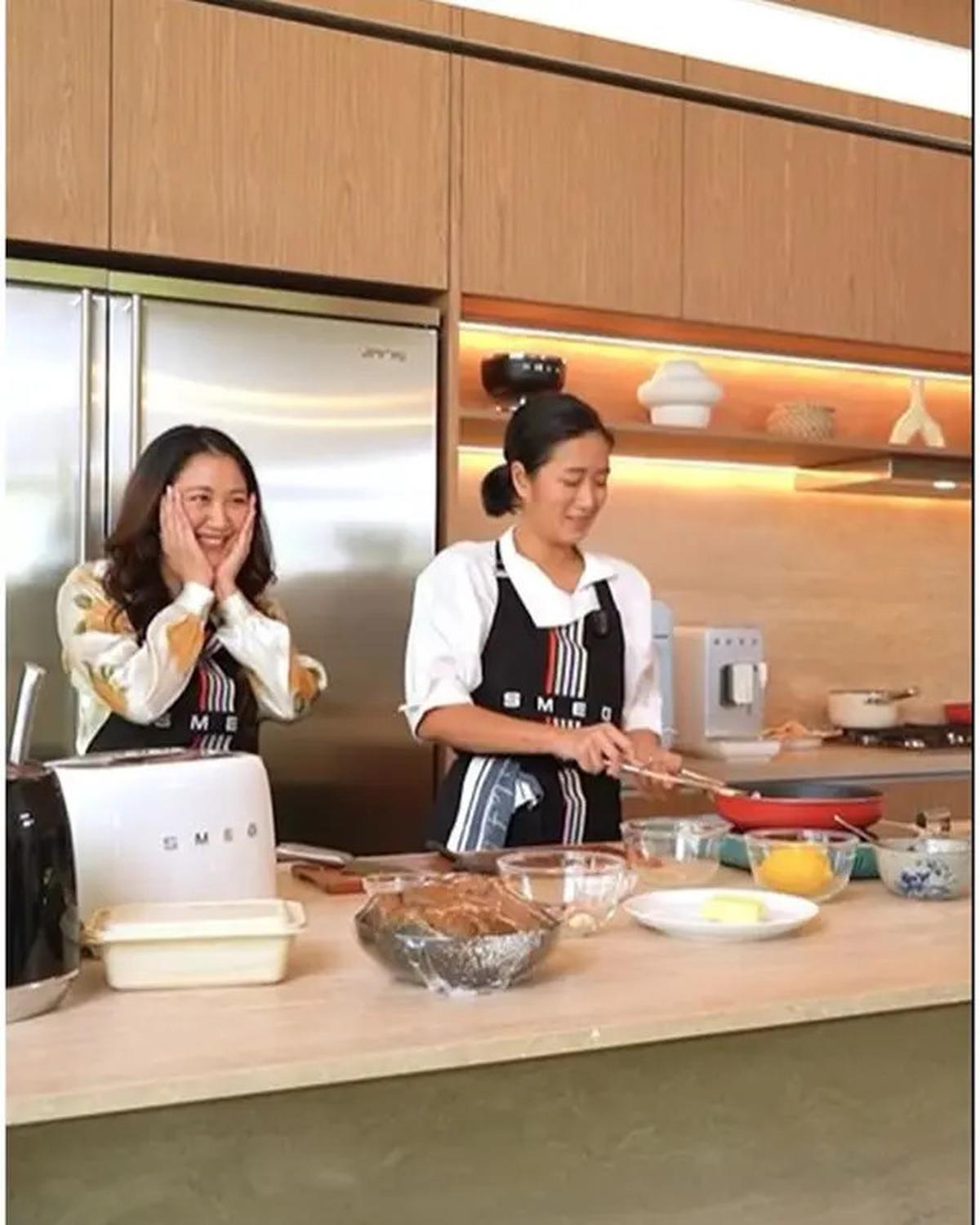 6 Potret Keseruan Sherina Munaf dan Chef Renatta Masak Bareng, Bikin Turkish Eggs