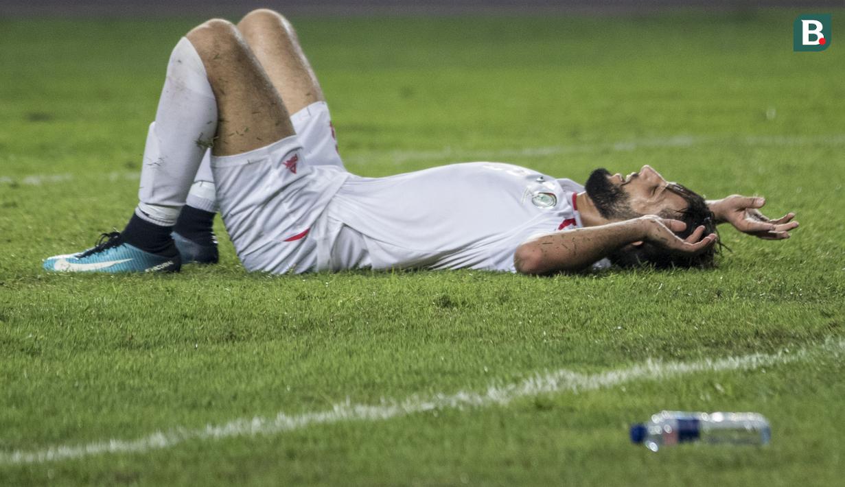 Bek Taiwan, Kaijie Li, berebut bola dengan bek Palestina, Abdallatif Al-Bahdari, pada laga Grup A Asian Games di Stadion Patriot, Jawa Barat, Jumat (10/8/2018). Kedua negara bermain imbang 0-0. (Bola.com/Vitalis Yogi Trisna)