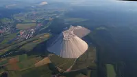 Gunung garam terbesar yang disebut Monte Kali, ada di Jerman (Source: odditycentral.com)