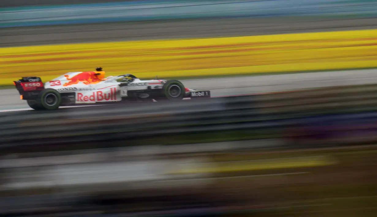 Rekan satu tim Max Verstappen yaitu Sergio Perez berhasil finish di posisi ketiga usai berhasil mengalahkan Lecrec di akhir balapan. (AP/Francisco Seco)