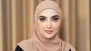 Dalam acara tersebut, Ashanty tampil memesona dengan mengenakan hijab, yang dipadukan dengan abaya hitam beraksen coklat muda. [@ashanty_ash].