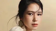 Mengimbangi kulitnya yang berona light, untuk menambah kesan segar pada tampilan maka pilihan lipstik bernuansa coral jadi penyegar yang sempurna. Hasil akhir matte pada bibir juga menciptakan look tersendiri kala berdampingan dengan are mata yang terdefinisi dengan bingkaian eyeliner. (Foto: Laura Basuki/ Instagram).