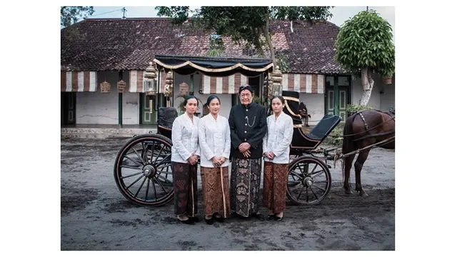 Potret Dian Sastrowardoyo Saat Berbusana Batik, Makin Cantik dan Anggun