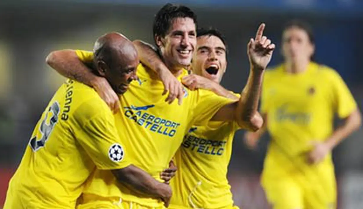 Villarreal's Joan Capdevila celebrates with Giusepe Rosi and Marcos Senna after scoring against Aalborg during their group E Champions League football match at the Madrigal Stadium in Villarreal on October 21, 2008. AFP PHOTO/DIEGO TUSON 