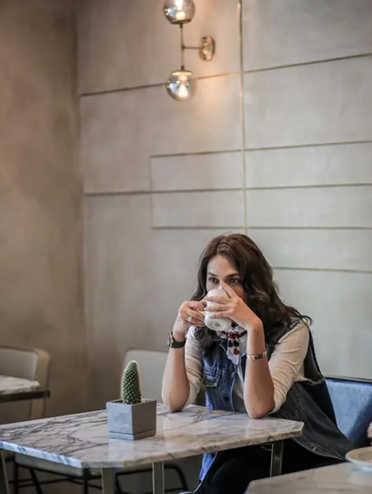 Perempuan kelahiran Denpasar 34 tahun silam itu mengaku suka bekerja dengan orang-orang dibelakang layar.Banyak yang harus dipelajari untuk mendukung proses pembuatan film dari segi busana. Ia juga memikirkan detail busana pemerannya. (Instagram/lunamaya)