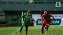 Pemain Persija jakarta, Rezaldi hehanusa, berebut bola dengan pemain PSS Sleman, Irfan jaya pada pertandingan BRI Liga 1 2021 di Stadion Pakansari, Bogor, Minggu (5/9/2021). Kedua tim bermain imbang 1-1. (Bola.com/M Iqbal Ichsan)