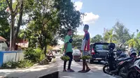 Foto  : Dua pelajar SMP berjualan keliling di Kota Betun, Kabupaten Malaka, NTT (Liputan6.com/Dion)