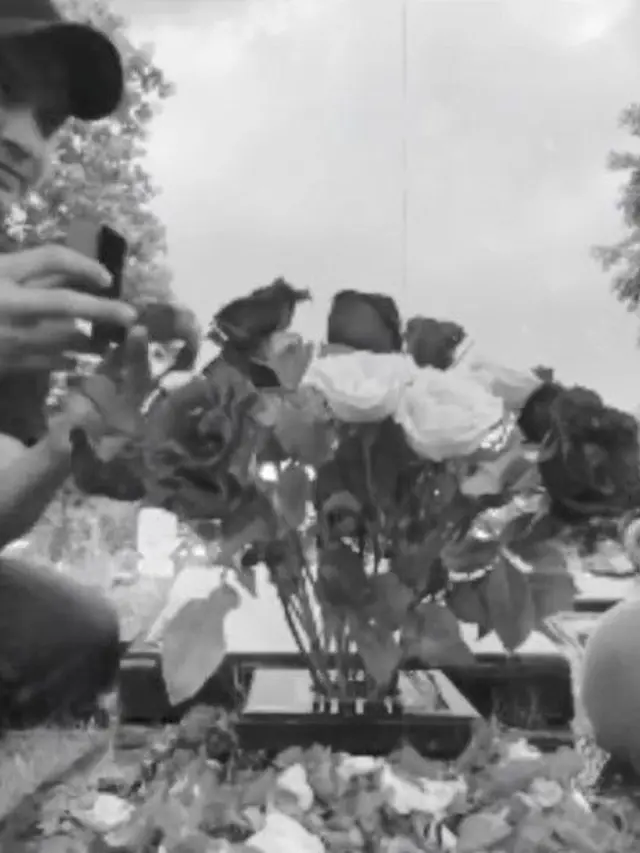 Baru Diungkap, Ini 6 Momen Chand Kelvin Lamar Kekasih Pertama Kali di Makam Calon Mertua