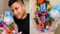 Pria ini bagikan buket bunga di Hari Valentine berisi masker dan sanitiser. (Sumber: AsiaOne)