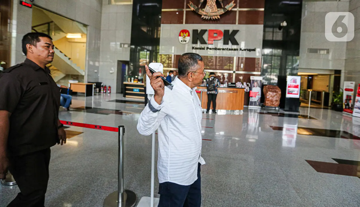 Sambil melempar senyum, Dahlan Iskan pun beranjak meninggalkan wartawan dan masuk ke lobi Gedung KPK. (Liputan6.com/Faizal Fanani)