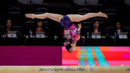 Pesenam Jepang, Aiko Sugihara beraksi pada nomor balok keseimbangan dalam Kejuaraan Dunia Gimnastik 2025 di Indonesia Arena, Senayan, Jakarta, Senin (20/10/2025). (Bola.com/Bagaskara Lazuardi)