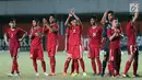 Pemain Timnas Indonesia U-19 memberi salam pada suporter usai laga uji coba melawan PSS Sleman di Stadion Maguwohardjo, Sleman, Sabtu (12/8). Laga berakhir imbang 2-2. (Liputan6.com/Helmi Fithriansyah)