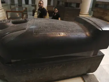 Wisatawan saat melihat sebuah artefak yang berada di museum Mesir, Kairo, Selasa (20/10/2015). Museum ini adalah rumah bagi koleksi antik bangsa Mesir kuno dan memiliki 120.000 koleksi. (REUTERS/Mohamed Abd El Ghany)
