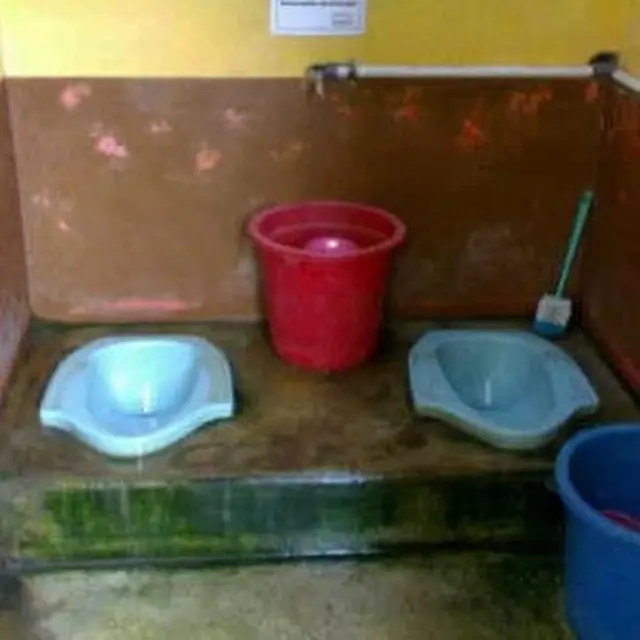 6 Potret WC Buat Bareng-Bareng Ini Nyeleneh Banget, Bikin Tepuk Jidat