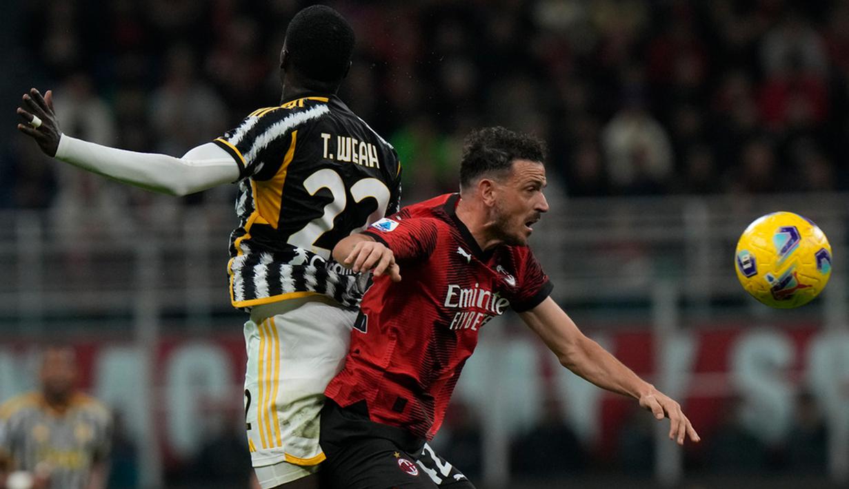 Duel ini berlangsun cukup menarik dan sengit. Bahkan, AC Milan harus bermain dengan 10 pemain setelah Malick Thiaw mendapat merah. (AP Photo/Luca Bruno)