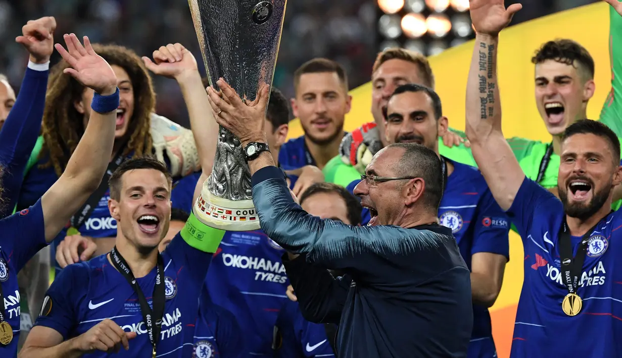 Chelsea menunjuk Maurizio Sarri sebagai juru taktiknya pada musim 2018/2019. Pada musim pertamanya, ia sukses membawa The Blues tampil apik di kancah Eropa. Pelatih asal Italia ini berhasil merengkuh trofi Liga Europa usai mengalahkan rival sekota, Arsenal dengan skor 4-1 di partai final. (AFP/Kirill Kurdryatsev)