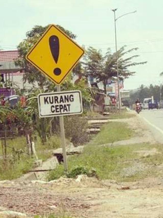 6 Tulisan Kurangi Kecepatan di Jalan Ini Bikin Geleng Kepala