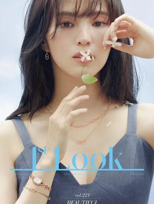 Han So Hee, aktris yang populer lewat serial drama Korea "The World of Married" dan "Nevertheless" ini baru saja melakukan pemotretan. (Foto: 1st Look Magazine/sry/KapanLagi)
