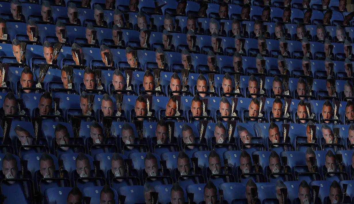 1. Manajemen Leicester menghadirkan ribuan topeng Jamie Vardy sebagai bentuk protes ke FA saat melawan Everton pada laga Premier League di Stadion King Power, Inggris, Senin (26/12/2016). (Reuters/Darren Staples)