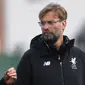 Pelatih Liverpool, Jurgen Klopp (kanan) berdiskusi dengan asisten pelatih, Zeljko Buvac saat sesi latihan di Melwood Training Ground, Liverpool, (3/4/2018). Liverpool akan menjamu Manchester City pada leg pertama Liga Champions. (AFP/Paul Ellis)