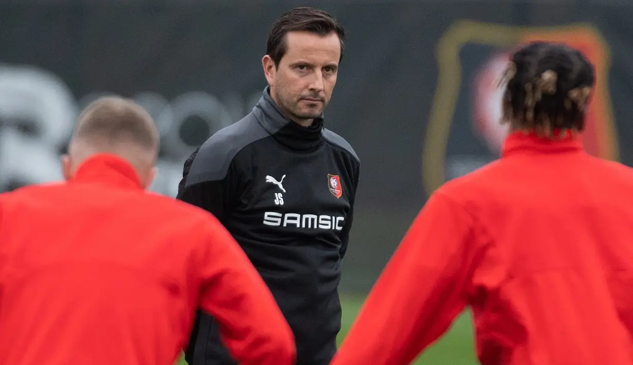 Pelatih Rennes, Julien Stephan (tengah) menyaksikan pemainnya berlatih di pusat pelatihan Piverdiere di Rennes, Prancis barat (23/11/2020). Rennes akan bertanding melawan Chelsea pada Grup E Liga Champions di Roazhon Park. (AFP/Loic Venance)