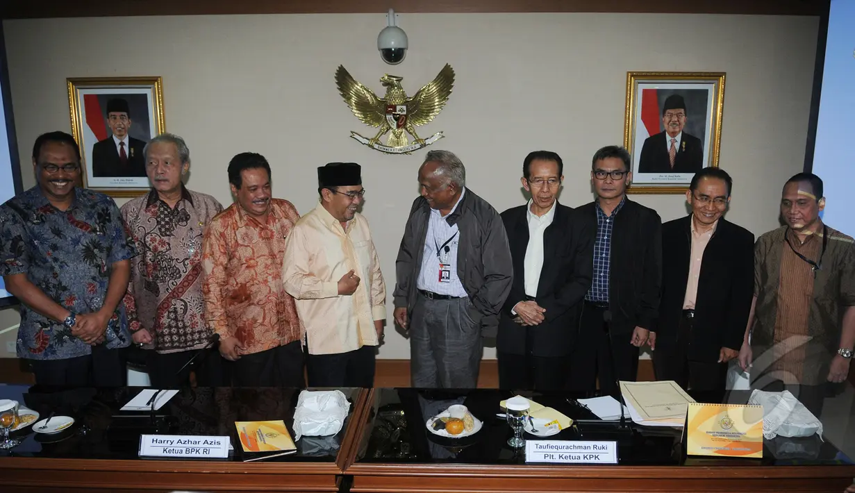 Ketua BPK, Harry Azhar Aziz (berpeci) berbincang dengan Plt Ketua KPK, Taufiequrachman Ruki jelang melakukan pertemuan tertutup di Gedung BPK, Jakarta, Rabu (11/3/2015). (Liputan6.com/Helmi Fithriansyah)