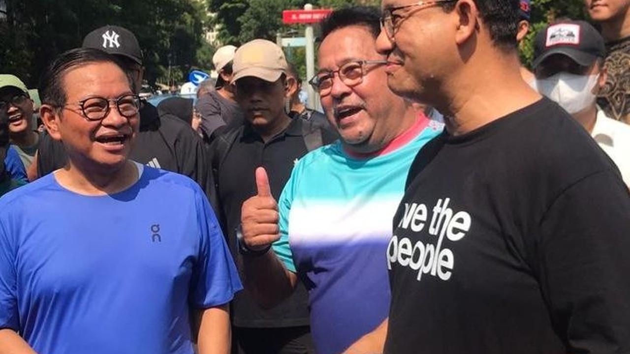 Dalam momen yang menarik tersebut, Anies Baswedan dan Rano Karno terlihat kompak mengacungkan jempol mereka. Foto: merdeka.com / Istimewa