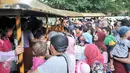 Warga mengantri saat hendak menaiki mobil keliling di Taman Margasatwa Ragunan, Jakarta Selatan, Selasa (28/3). Menikmati libur Hari Raya Nyepi, warga kunjungi Kebun Binatang Ragunan. (Liputan6.com/Yoppy Renato)