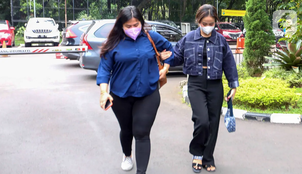 Adik mendiang Vanessa Angel, Mayang Lucyana Fitri (kanan) saat tiba di Direktorat Reserse Kriminal Khusus Polda Metro Jaya, Jakarta, Rabu (8/6/2022). Mayang menjalani pemeriksaan kedua terkait kasus dugaan pencemaran nama baik yang dilaporkan produk skincare. (Liputan6.com/Herman Zakharia)