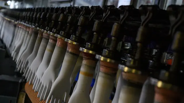 Intip Produksi Sarung Tangan Sekali Pakai di Malaysia