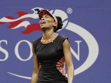 Petenis AS, Venus Williams, tampak kecewa usai takluk dari petenis muda AS, Sloane Stephens, pada babak semifinal AS Terbuka di New York, Kamis (7/9/2017). Venus Williams kalah 1-6, 6-0, 5-7 dari Sloane Stephens. (AP/Julio Cortez)