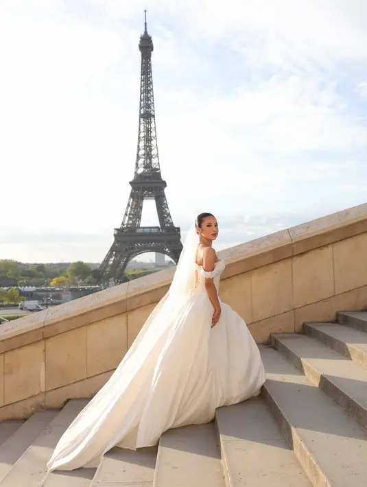 Wajahnya dipulas dengan bold latina makeup dengan rambut panjang yang ditata sleek updo [@jennifercoppenreal20]