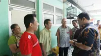 Wali Kota Semarang Hendrar Prihadi mendatangi warga Rusunawa Kaligawe menyerahkan E-KTP. Ini upaya meredam kejengkelan warga. (foto: Liputan6.com/felek wahyu)