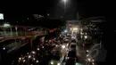 Di sepanjang Jalan Daan Mogot, Jakarta, ratusan kendaraan roda dua dan roda empat memenuhi badan jalan, Senin (9/2/2015) malam. (Liputan6.com/Faisal R Syam)