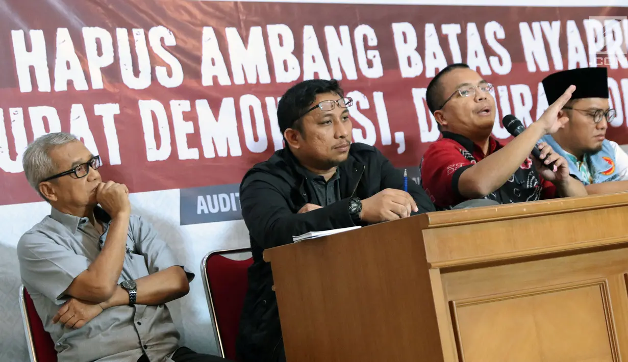 Pakar hukum tata negara, Denny Indrayana (ketiga kiri) memberikan pendapat pada diskusi saat diskusi 'Hapus Ambang Batas Nyapres; Darurat Demokrasi, Darurat Konstitusi' di Jakarta, Selasa (31/7). (Liputan6.com/Helmi Fithriansyah)