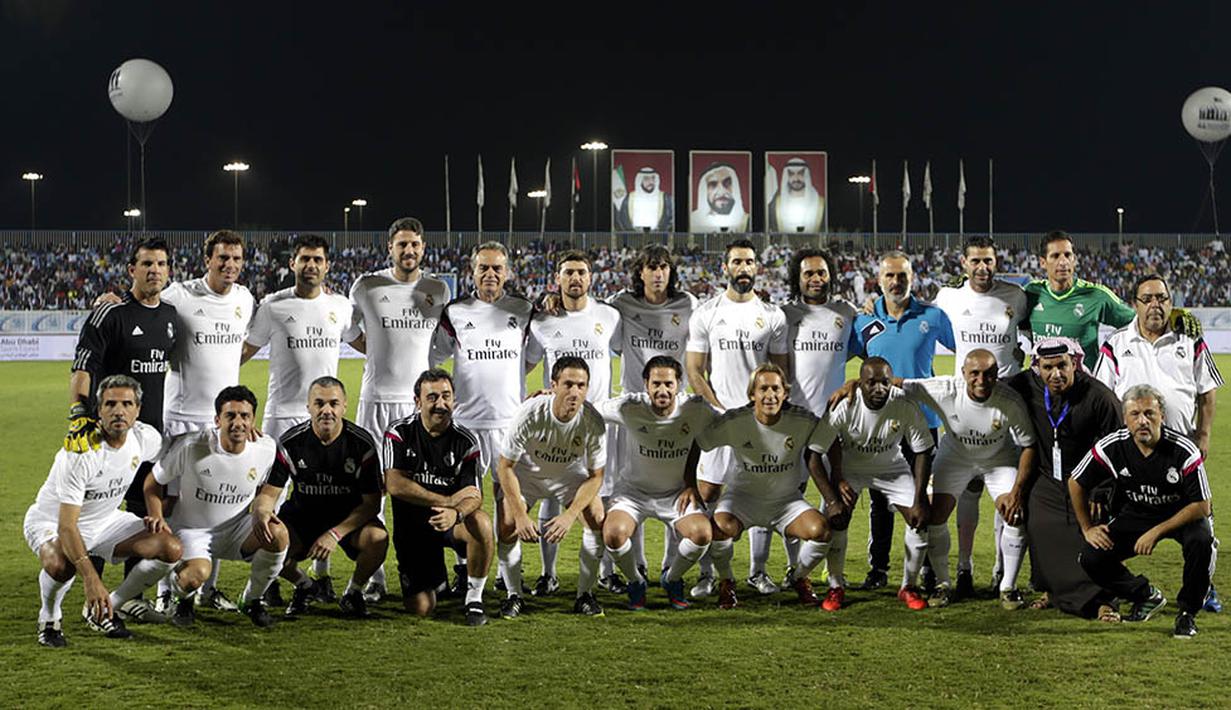 Para legenda Real Madrid foto bersama sebelum laga melawan klub UEA, BaniYas FC di Abu Dhabi, UEA, Jumat (4/12/2015). (EPA/Ali Haider)