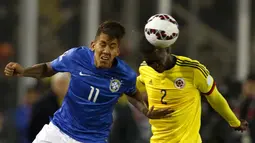 Gelandang Brasil, Roberto Firmino (kiri) berebut bola udara dengan bek Kolombia, Cristian Zapata saat pertandingan Copa Amerika 2015 di Estadio Monumental, Santiago, Chile, Kamis (18/6/2015). Kolombia menang 1-0 atas Brasil. (REUTERS/Henry Romero)