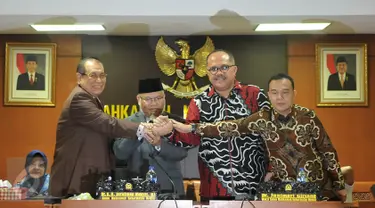 Ketua Mahkamah Kehormatan Dewan (MKD) DPR RI Surahmah Hidayat (kedua kiri) berjabat tangan dengan Wakil Ketua MKD baru F-Golkar Kahar Muzakir (kiri) usai pelantikan Kahar di Kompleks Parlemen Senayan, Jakarta, Senin (30/11). (Liputan6.com/Johan Tallo)