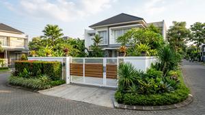 7 Model Pintu Gerbang Rumah dengan Tanaman Hijau, Asri dan Estetis