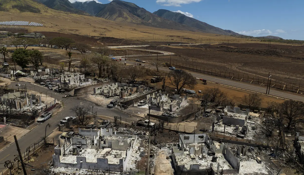 Gubernur Hawaii Josh Green mengatakan hari Minggu bahwa lebih dari 1.000 masih belum ditemukan. Walikota Maui Richard Bissen mengatakan dalam video yang direkam sebelumnya di Instagram bahwa jumlahnya adalah 850. (AP Photo/Jae C. Hong)