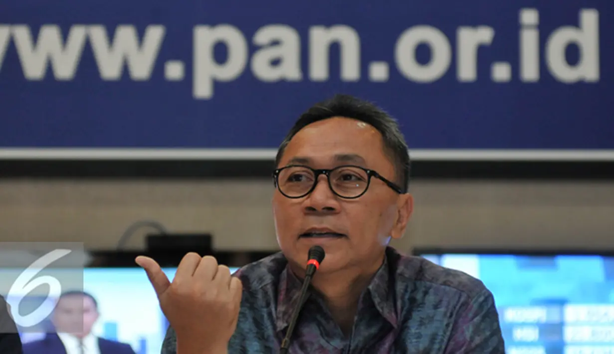Ketua Umum Partai Amanat Nasional, Zulkifli Hasan saat Konferensi Pers terkait Kemenangan PAN dalam Pilkada Serentak, Jakarta, Kamis (10/12). Pasangan calon yang diusung PAN menang di 6 provinsi. (Liputan6.com/Johan Tallo)