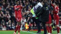 Penyerang Liverpool asal Swedia #09, Alexander Isak (kiri), digantikan dalam pertandingan Premier League Inggris antara Liverpool dan Nottingham Forest di Anfield, Liverpool, Inggris barat laut, pada 22 November 2025. (Darren Staples/AFP)