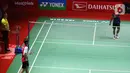 Pebulu tangkis tunggal putra Indonesia Anthony Sinisuka Ginting (kanan) saat melawan tunggal putra China Shi Yu Qi pada babak 16 besar Indonesia Masters 2023 di Istora Senayan, Jakarta, Kamis (26/1/2023). Anthony Sinisuka Ginting terhenti di babak 16 besar Indonesia Masters 2023 setelah kalah dari Shi Yu Qi dengan skor 19-21 dan 16-21. (Liputan6.com/Herman Zakharia)