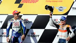 Valentino Rossi (kiri) dan Nicky Hayden berada di podium setelah MotoGP Australia 2008 di Phillip Island, Minggu (5/10/2008). (AP Photo / Andrew Brownbill)