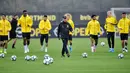 Pelatih Kepala Borussia Dortmund Lucien Favre memimpin anak asuhnya berlatih di Dortmund, Jerman, Senin (16/9/2019). Dortmund siap menjamu Barcelona pada laga Grup F Liga Champions di Signal Iduna Park. (AP Photo/Martin Meissner)