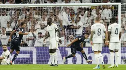 Striker Real Sociedad, Ander Barrenetxea (ketiga kanan) mencetak gol ke gawang Real Madrid pada laga pekan kelima Liga Spanyol 2023/2024 di Santiago Bernabéu Stadium, Madrid, Senin (18/9/2023) dini hari WIB. (AP Photo/Jose Breton)